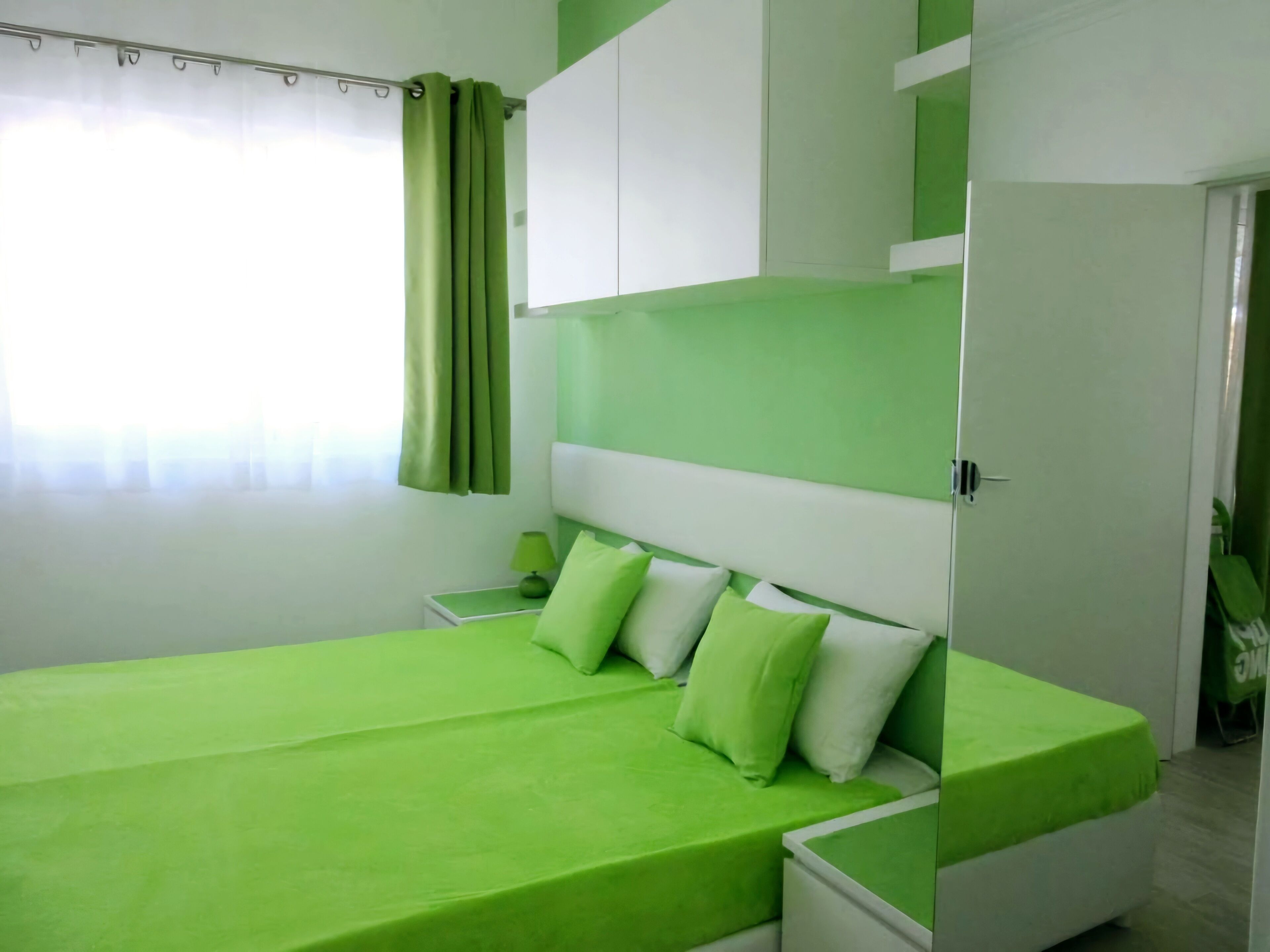 슈피리어 스  위트, 테라스, 수영장 전망 | 객실 내 금고, 각각 다른 스타일의 인테리어, 각각 다르게 가구 비치, 책상