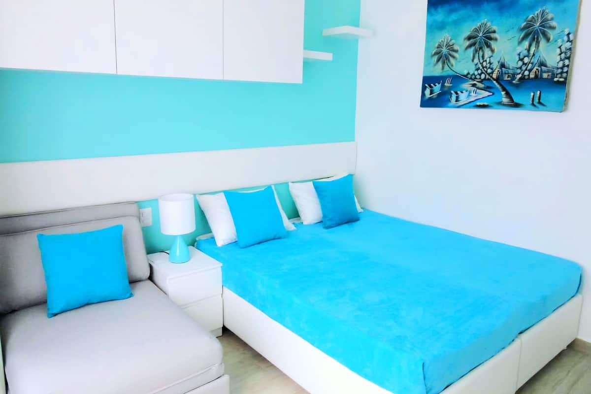 Deluxe suite, terras, uitzicht op zwembad | Een kluis op de kamer, individueel gedecoreerd, individueel gemeubileerd