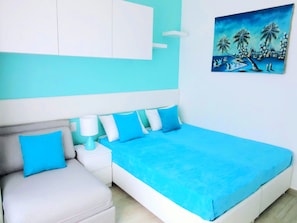 디럭스 스위트, 테라스, 수영장 전망 | 객실 내 금고, 각각 다른 스타일의 인테리어, 각각 다르게 가구 비치, 책상