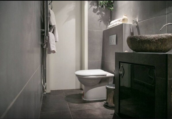 Departamento superior | Baño | Regadera, amenidades de baño gratuitas, secadora de cabello, toallas 