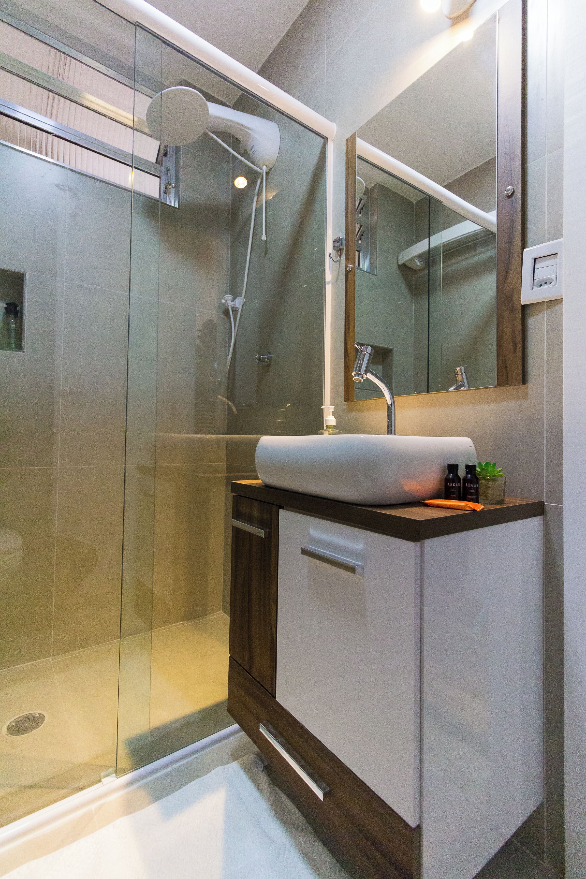 Apartment | Bathroom | Shower, free toiletries, hair dryer, towels