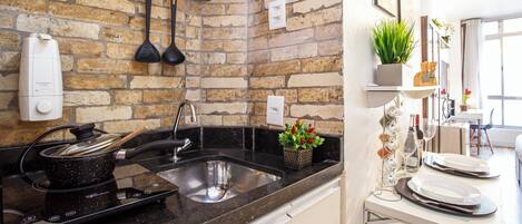 Appartamento | Cucina privata | Frigorifero, microonde, piano cottura, macchina per caffè espresso