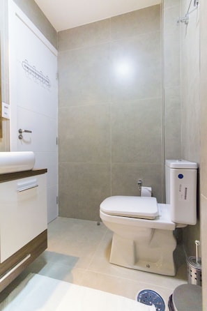 Apartamento | Banheiro | Chuveiro, produtos de toalete grátis, secador de cabelo