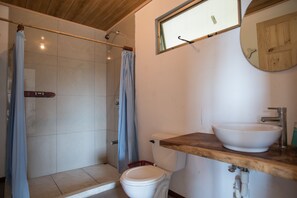 Appartement Panoramique, plusieurs lits, non-fumeurs, vue océan | Salle de bain | Douche, serviettes fournies