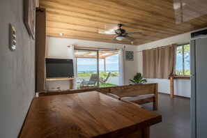 Panorama appartement, meerdere bedden, niet-roken, uitzicht op oceaan | Dineren in de kamer