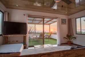 Panorama appartement, meerdere bedden, niet-roken, uitzicht op oceaan | 1 slaapkamer, gratis wifi, beddengoed