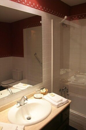 Doppel- oder Zweibettzimmer, Balkon | Badezimmer | Badewanne, Komfortbadewanne, kostenlose Toilettenartikel, Haartrockner