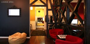Lobby sitting area - Rossio Hostel (Lisbon)
