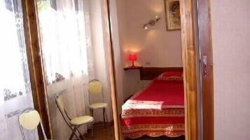 1 dormitorio, tabla de planchar con plancha, wifi y ropa de cama