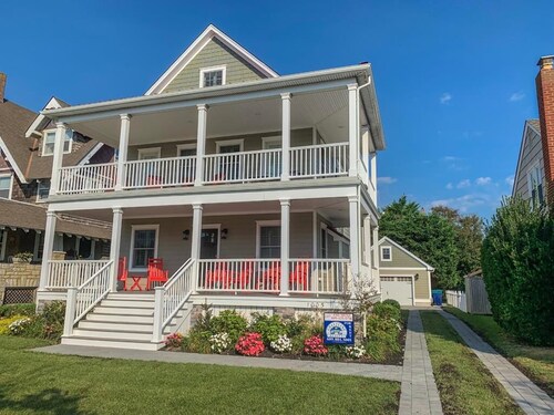 1 Block to Beach & Promenade. Walk to downtown shops!