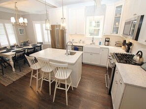 ثلاجة، ميكروويف، فرن، موقد طهي مسطح