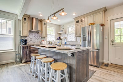 Lavish House w/ Patio - 2 Blocks to Green Lake!
