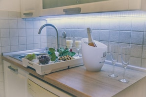Kylskåp, mikrovågsugn, ugn och spishäll