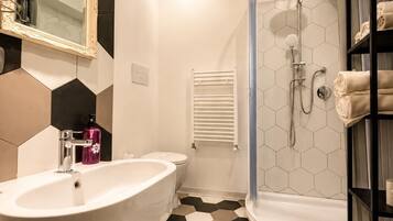 Doccia, asciugacapelli, bidet, asciugamani