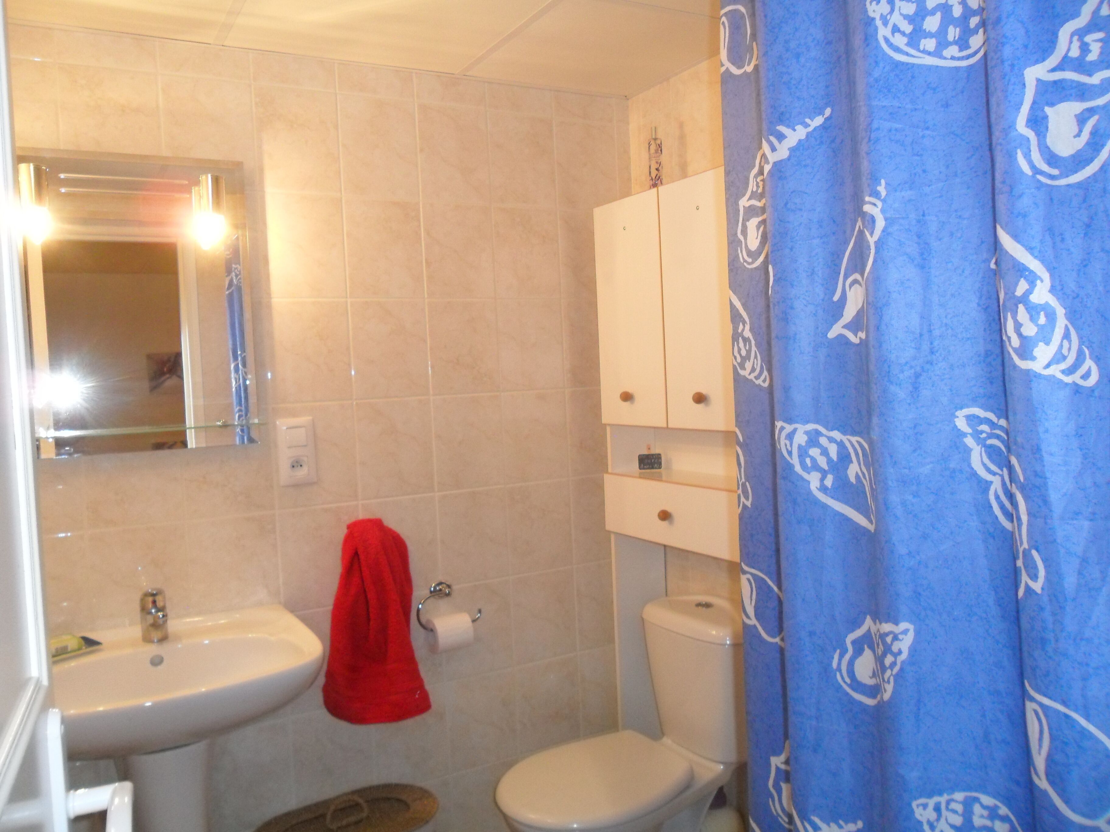 Douche, sèche-cheveux, serviettes fournies, savon