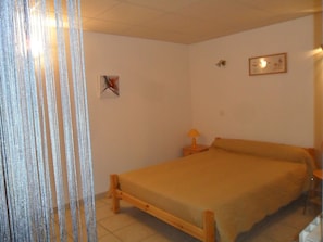 1 chambre, fer et planche à repasser, Wi-Fi gratuit, draps fournis