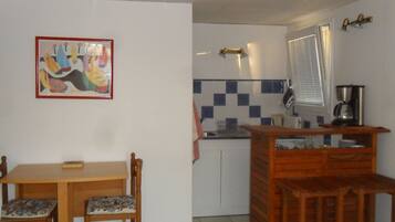 Coffee/tea maker, fridge, microwave, stovetop