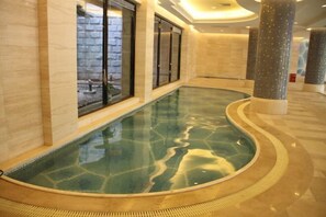 حمام سباحة داخلي