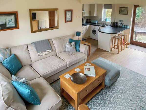 TV - 1 bedroom accommodation in Kings Coughton, near Alcester (Kings Coughton, near Alcester)