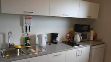Kühlschrank, Mikrowelle, Herdplatte, Wasserkocher mit Kaffee-/Teezubehör