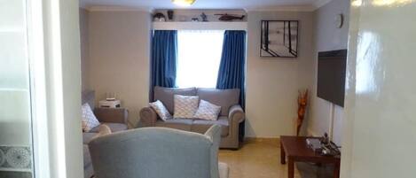 Flat-screen TV, Netflix, streaming services, offices