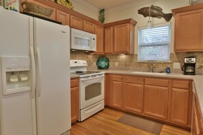 House | Private kitchen | Fridge, microwave, oven, stovetop