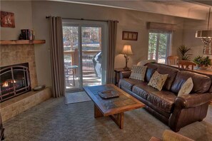 Apartment | Wohnbereich | Fernseher, Kamin