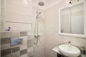 Shower, eco-friendly toiletries, hair dryer, bidet - Sweet home in the heart of Sofia (Sofia)