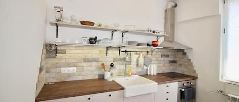Frigorifero, forno, piano cottura, lavastoviglie