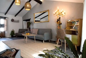 Exclusive Suite, 2 Bedrooms, Fireplace | In-room safe, individually decorated, individually furnished - Hotel Rancho Los Lobos (Jimena de la Frontera)