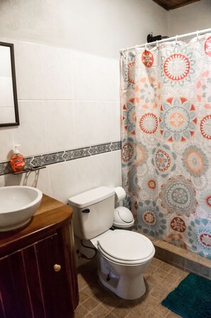 House, 1 King Bed, Non Smoking | Bathroom | Shower, soap, shampoo