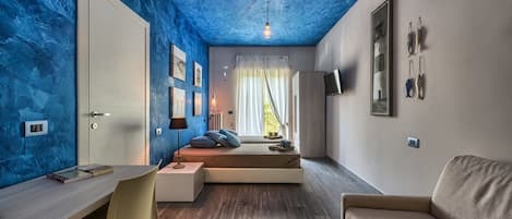 Doppia Deluxe, vista fiume | Minibar, una scrivania, postazione laptop, insonorizzazione