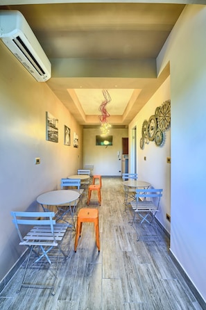 Petit déjeuner buffet (5 EUR par personne)