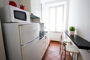 Micro-ondes, plaque de cuisson, distributeur de glaçons