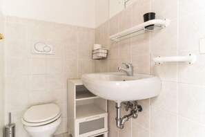 Dusche, Haartrockner, Bidet, Handtücher