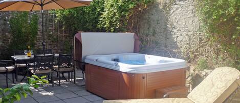 Bañera de hidromasaje al aire libre