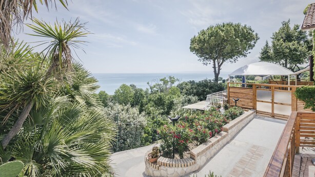 Unclassified image, 1 of 47, button - app. 1 Villa Osca a view of the sea and trabocchi, holiday abruzzo (Vasto)