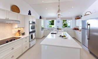 Placa de cocina, lavavajillas, utensilios de cocina