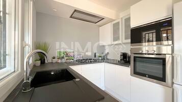 Een koelkast, een microgolfoven, een oven, een vaatwasser