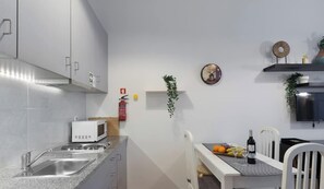Kühlschrank, Mikrowelle, Herdplatte, Wasserkocher mit Kaffee-/Teezubehör