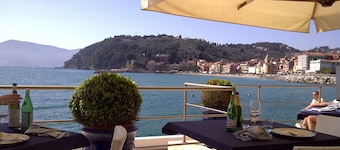 Idyllic air-conditioned apartment with private garden, by the sea