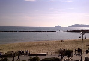 Beach nearby, sun-loungers, beach towels