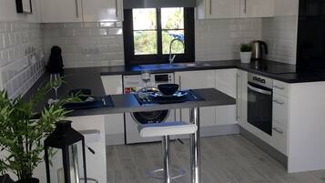 Een koelkast, een magnetron, een oven, een kookplaat