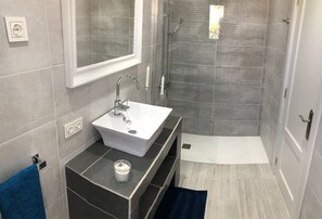 Haartrockner, Handtücher, Seife, Toilettenpapier