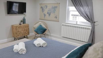 4 bedrooms, desk, soundproofing, iron/ironing board