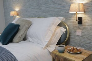 4 bedrooms, desk, soundproofing, iron/ironing board