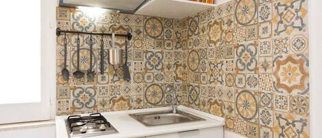 Fridge, stovetop, coffee/tea maker, electric kettle