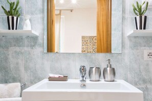 Douche, sèche-cheveux, serviettes fournies, savon