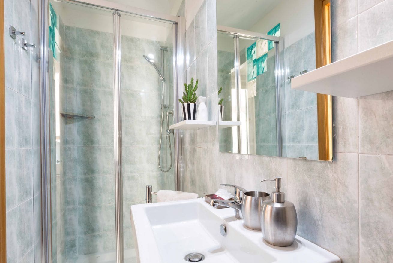 Doccia, asciugacapelli, asciugamani, sapone