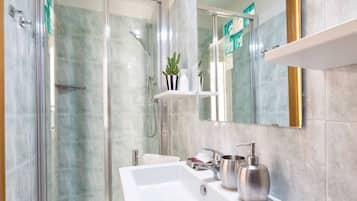 Doccia, asciugacapelli, asciugamani, sapone